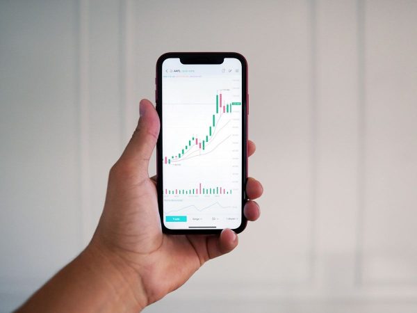 How to Manage Retail Trader Risk in Advanced Markets Without Slowing Growth